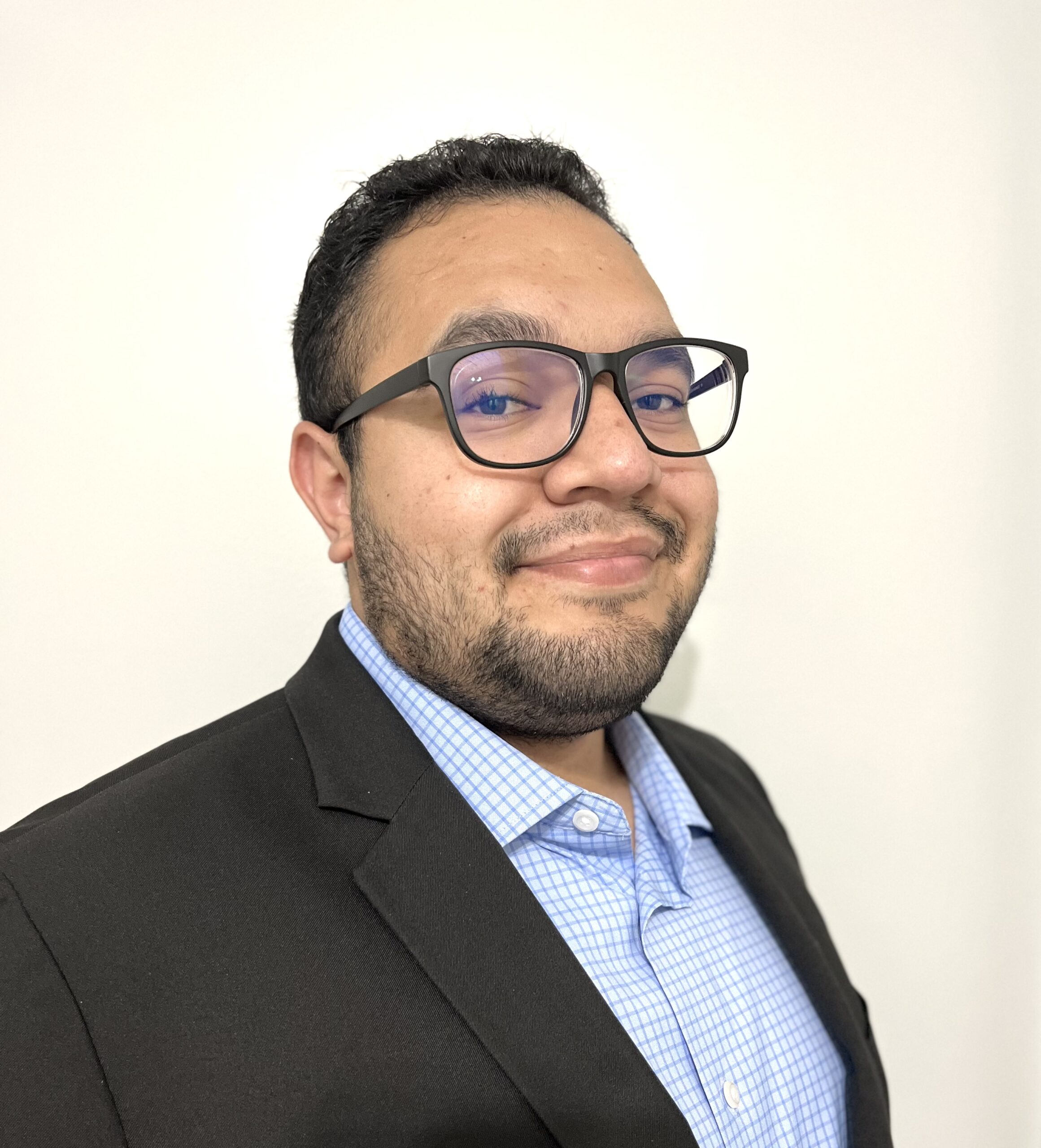 Alex Luna headshot